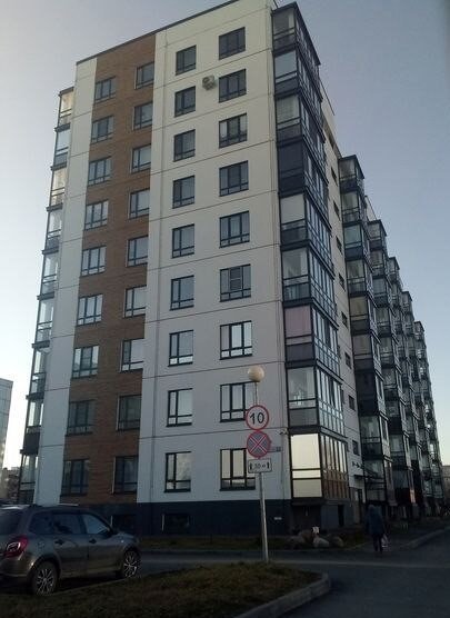 Первый съемная квартира, очень красивый дом. Я бы купила в таком квартиру.