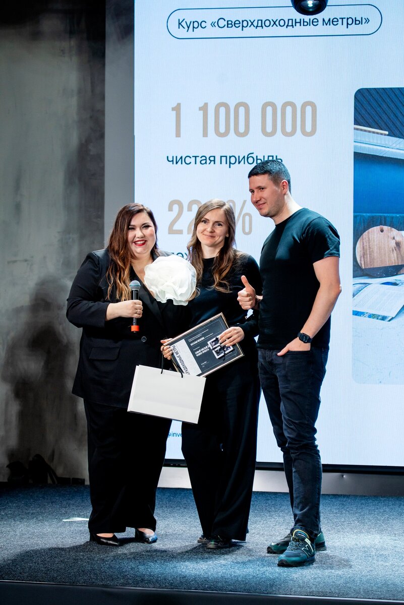 Награждение Наталии на выпускном 