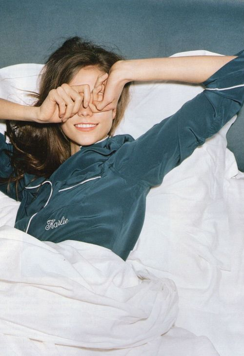 КОГДА МЫ ЛОЖИМСЯ СПАТЬ ПОСЛЕ 00:00, ТО чувствуем себя разбито, раздражаемся на все, хочется есть сладкое, нам трудно понимать и запоминать информацию.