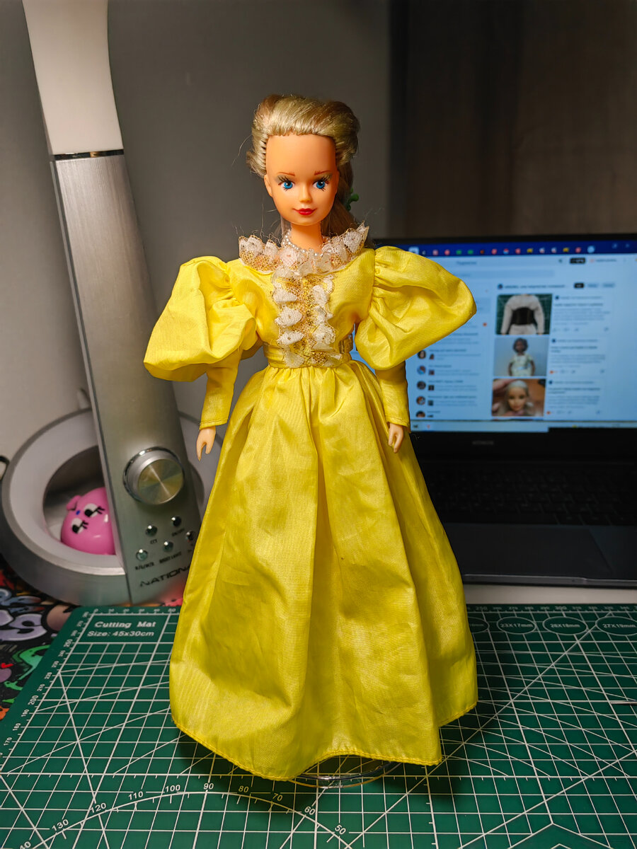 Оригинальное платье, украшение на шее и одна туфелька. Состояние весьма неплохое