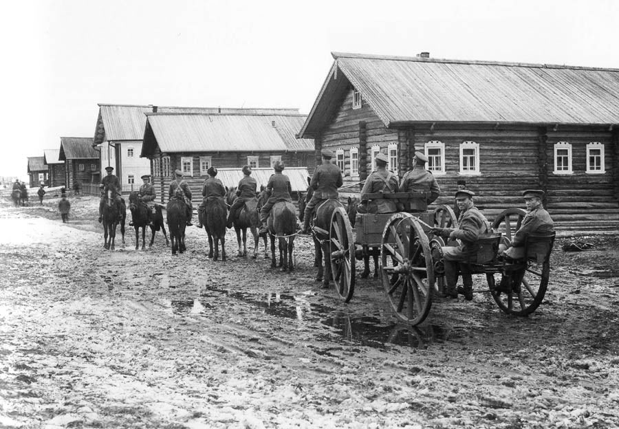 Британские интервенты на Русском Севере. Двинской Березник 1919 год. Повозка для прокладывания телефонного кабеля английской инженерной части. Фото из открытых источников.