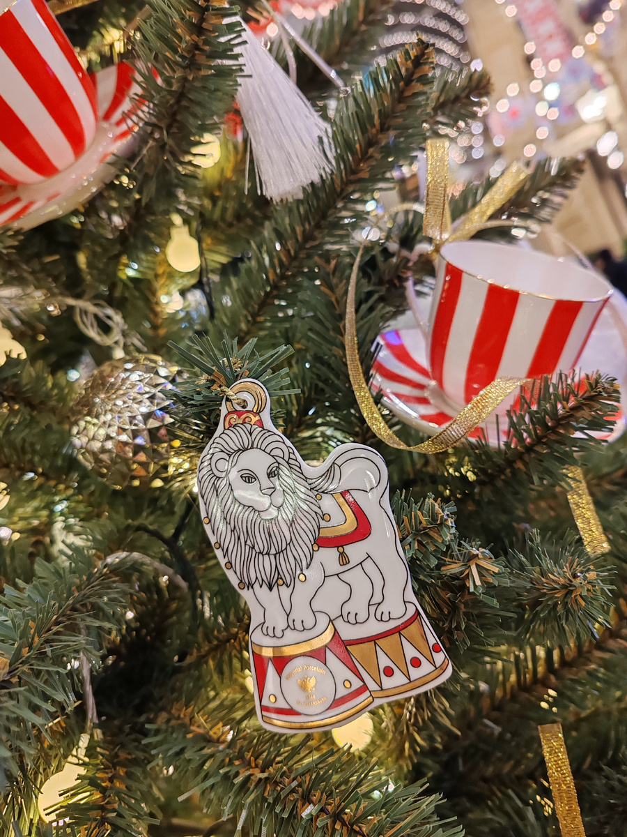 Ёлка Императорского фарфорового Новости такие: тенденции ретро во всём сохраняются, хотя одежда больше старомодная, чем ретро. Из новомодного- мохнатые каблучки)) Русский стиль буквального прочтения набирает обороты. Брючки нынче заправляют в носочки. Свитера носят с вышивкой шерстяными нитями, а наряды с пластмассовыми жемчужинами