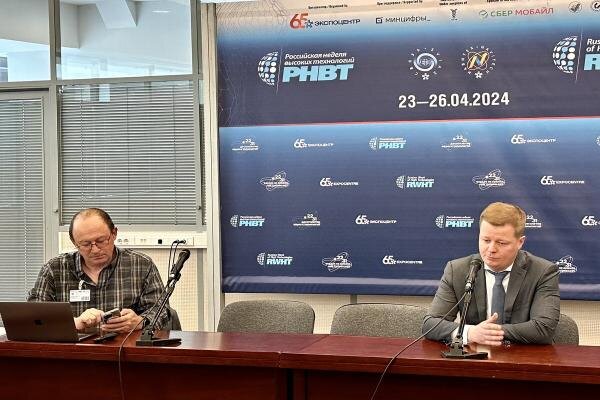 На фо­то (сле­ва нап­ра­во): ди­рек­тор Ас­со­циа­ции ин­тер­не­та ве­щей Ан­дрей Ко­лес­ни­ков, ди­рек­тор де­пар­та­мен­та циф­ро­вых тех­но­логий Мин­пром­тор­га РФ Вла­димир Дож­дев