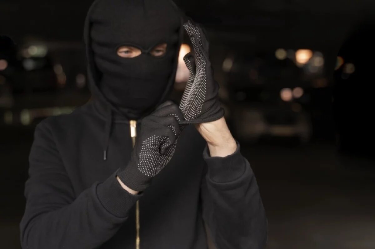    Требуя 800 тысяч, вооружённая банда напала на 24-летнего парня в Петербурге