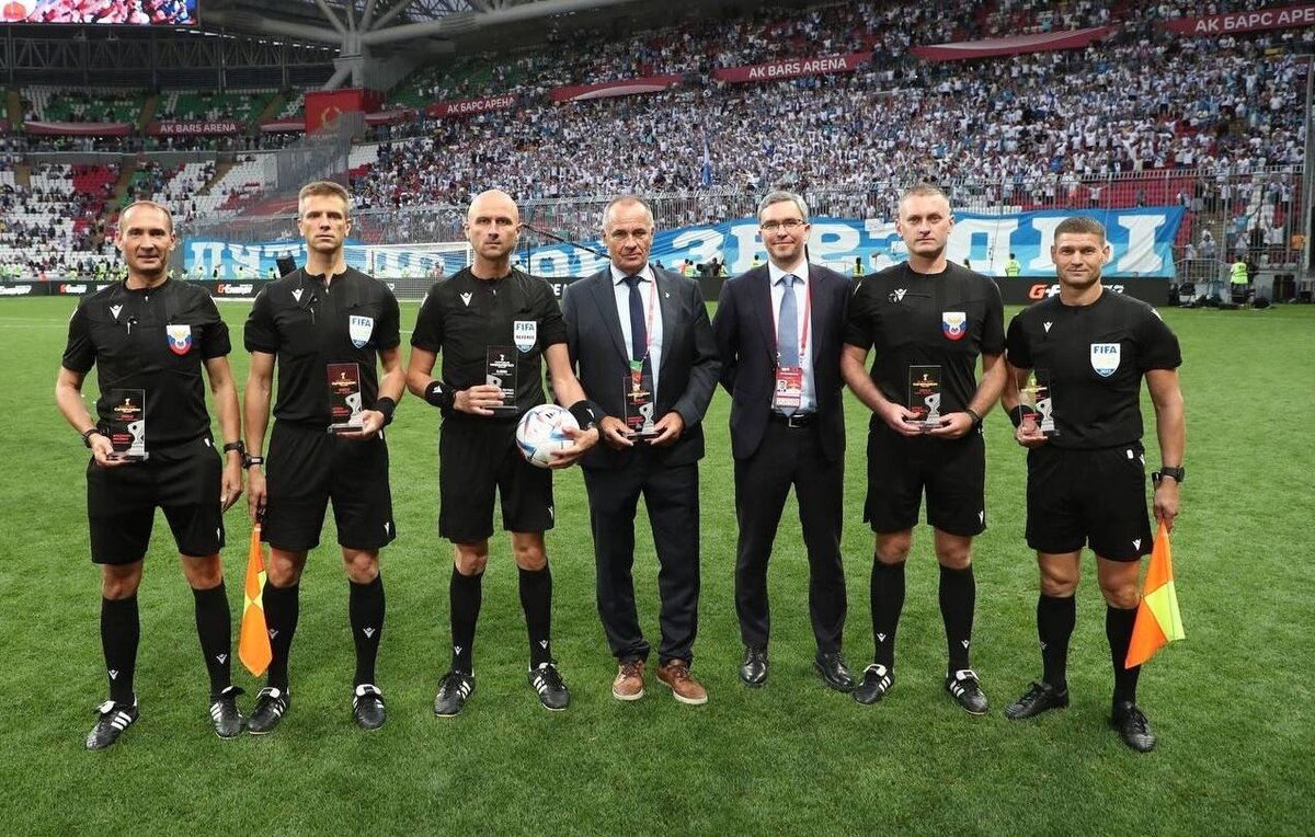    Делегат УЕФА и комиссар РФС Иван Цитович (третий справа)  Фото из личного архива Ивана Цитовича