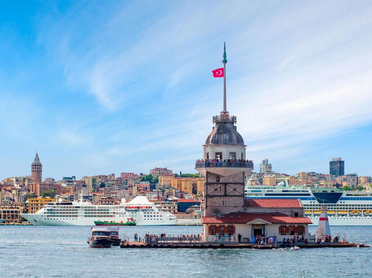    Вид на Девичью башню и круизные лайнеры в Стамбуле, Турция© iStock.com / murat4art