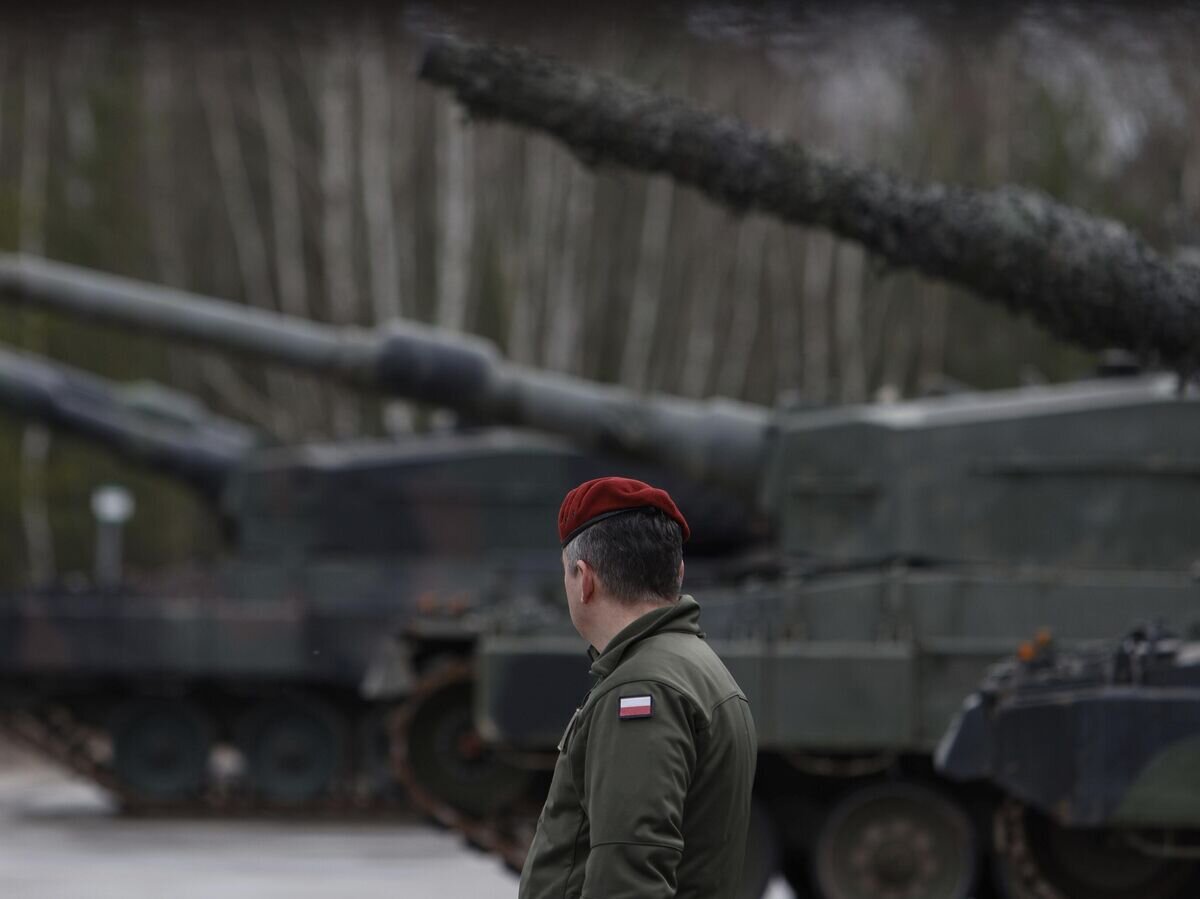    Польский военнослужащий около танков Leopard 2 на полигоне Свентошув © AP Photo / Michal Dyjuk