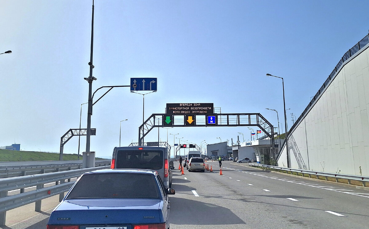 Скопления машин на КПП у Крымского моста практически нет.