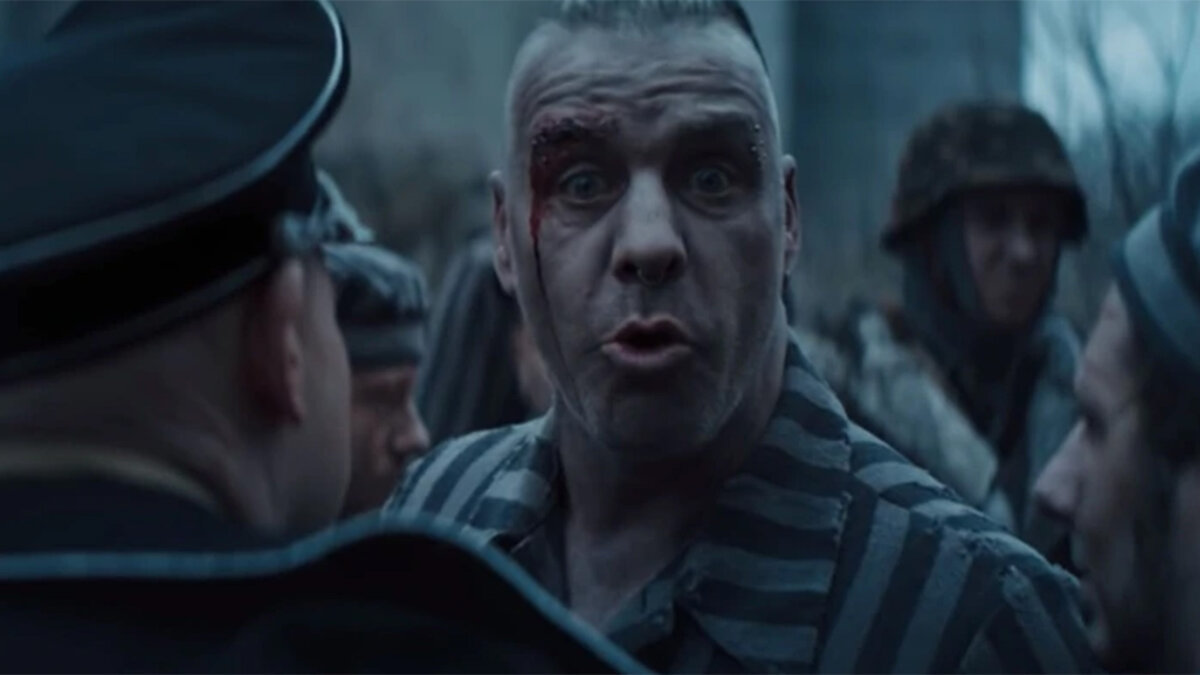 "Фильмы ваши - сплошные кровь да насилие!"(с) Фото: mungfali