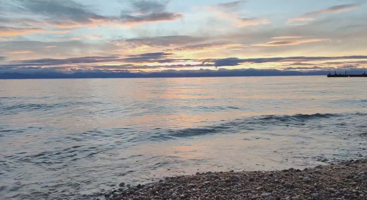 Отдых на Байкале с детьми. Закат на озере.