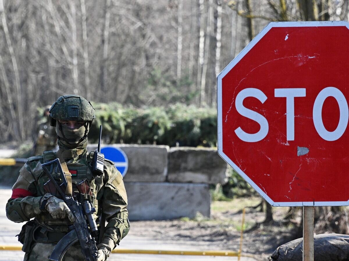    Военнослужащий воздушно-десантных войск Белоруссии дежурит на контрольно-пропускном пункте в Гомельской области неподалеку от белорусско-украинской границы© Sputnik / Виктор Толочко