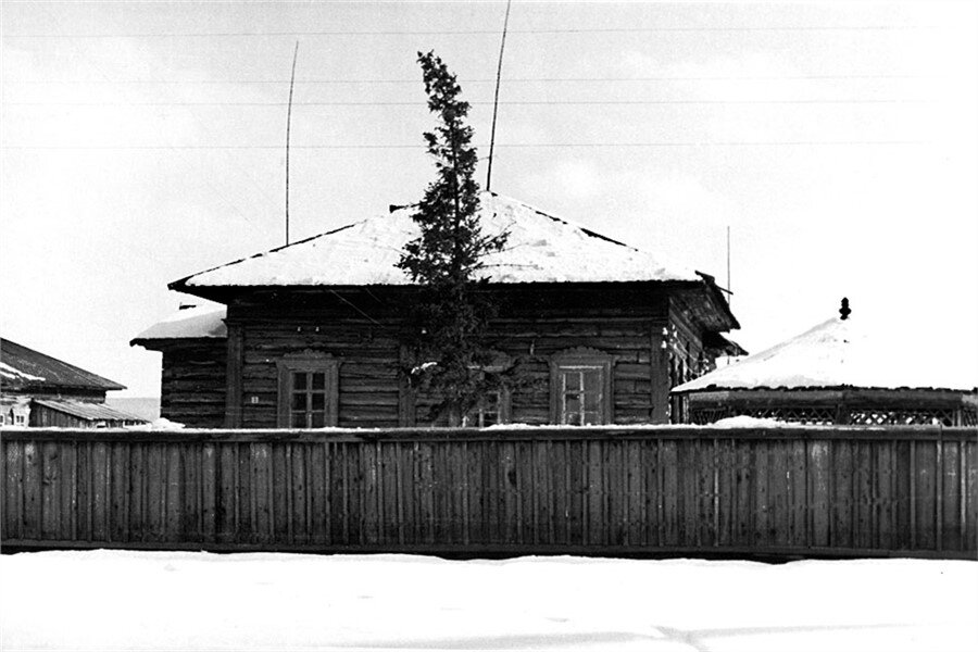 Дом семьи академика в селе Амга Якутской АССР, где он родился и жил до 1919 года, до переезда семьи в Якутск
Фото: photo.kirensky.ru