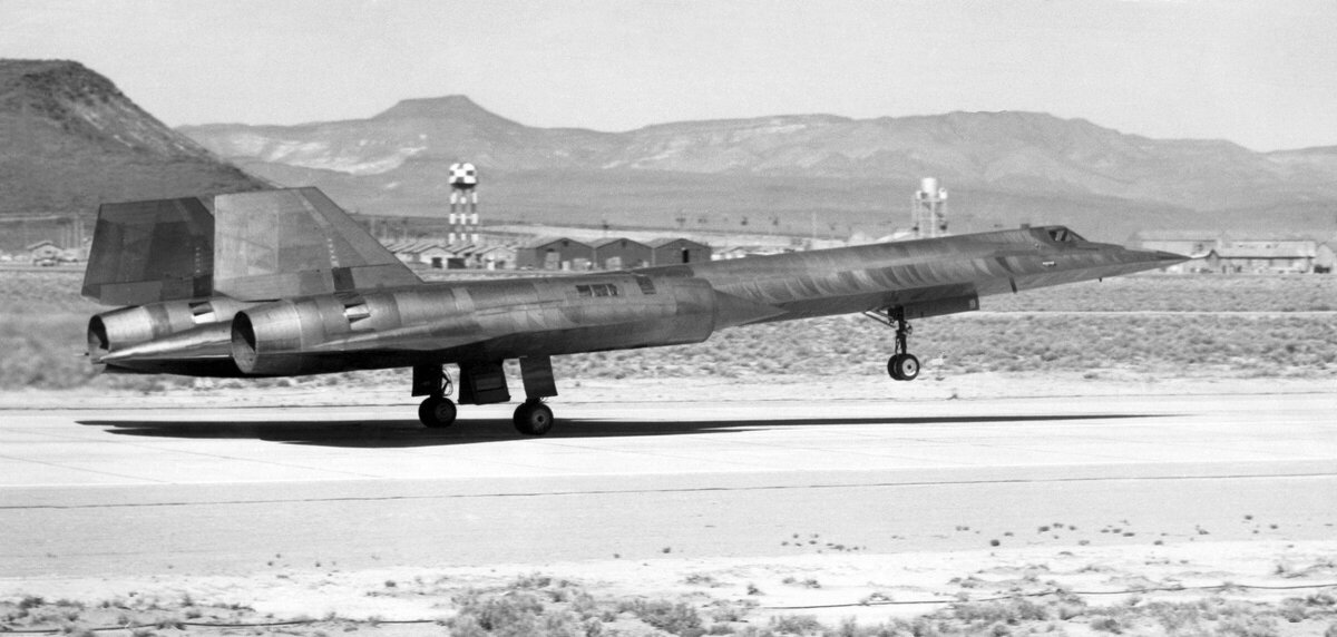 Lockheed A-12 совершает посадку после первого полёта. Фото: Public domain