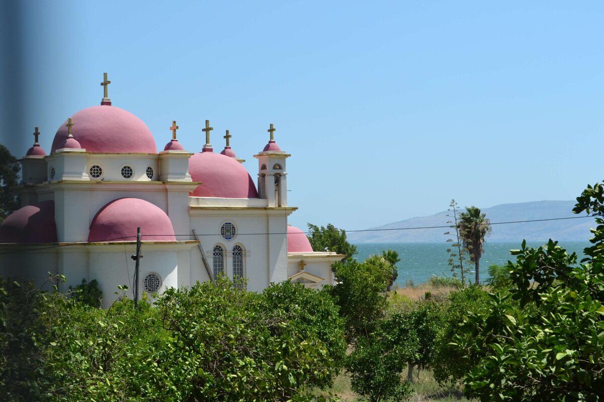 Храм в Израиле возле Галилейского моря