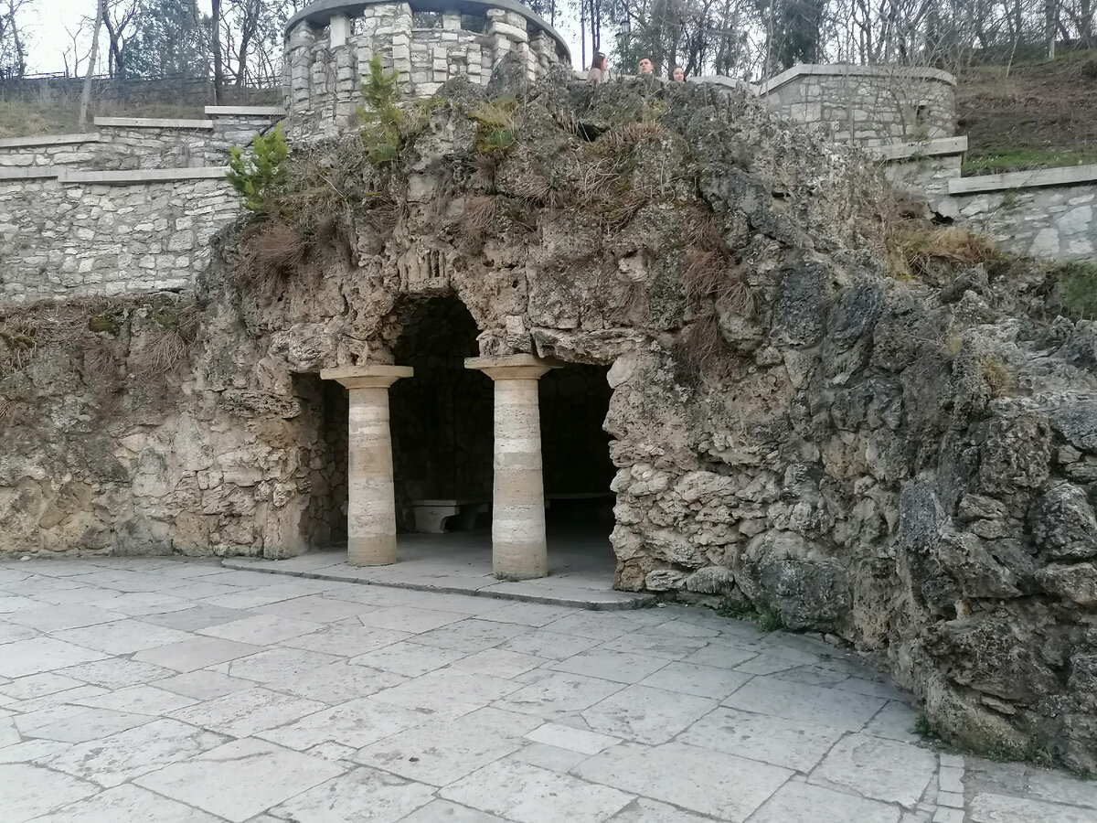 Грот Дианы у подножия горы Горячей.