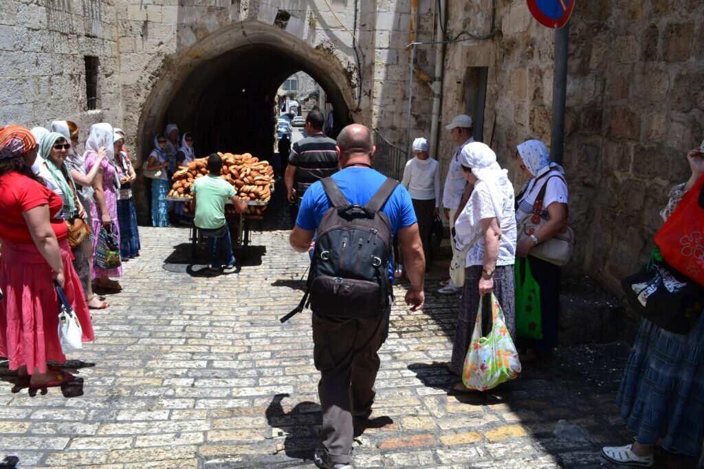 Наша группа идет по улицам Иерусалима. Да, там вот на таких тележках продавцы развозят хлеб.