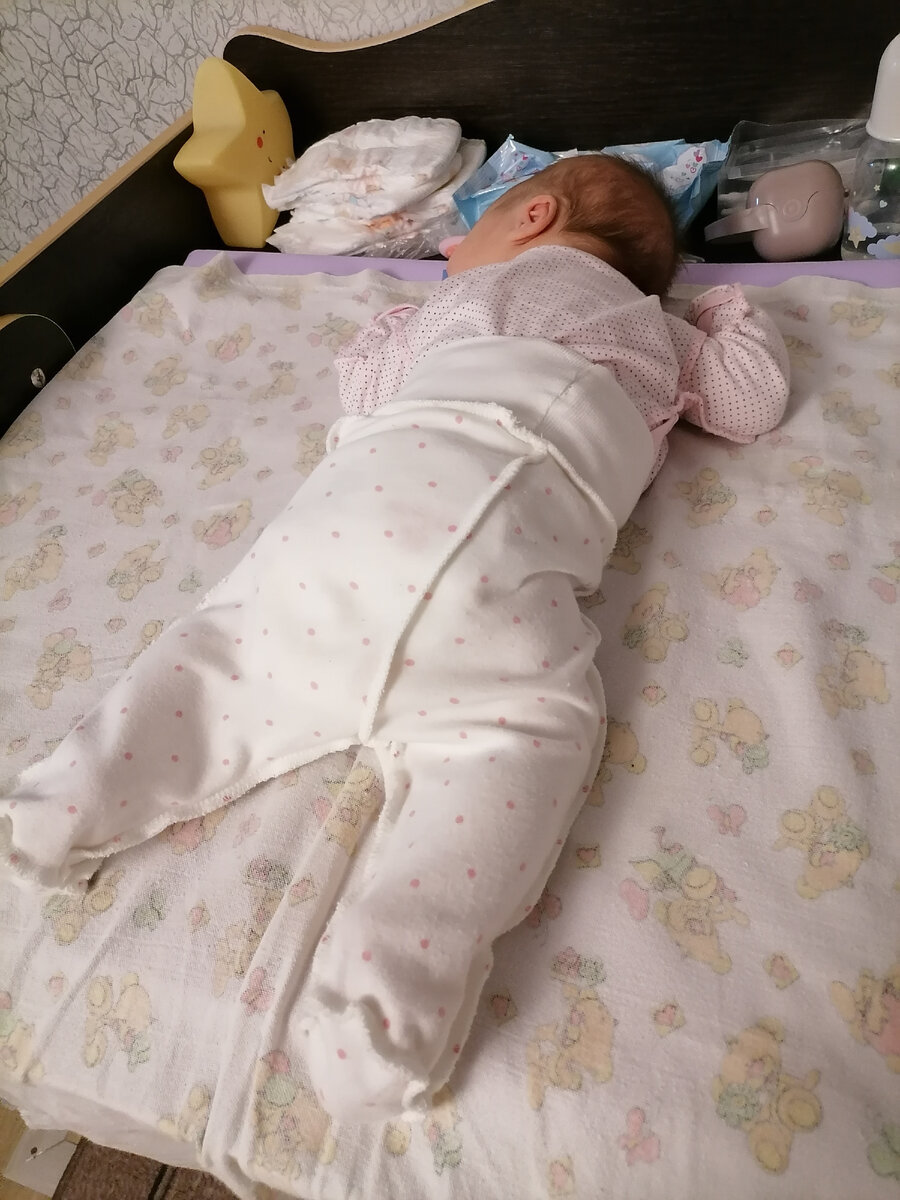 Лежим на комоде)