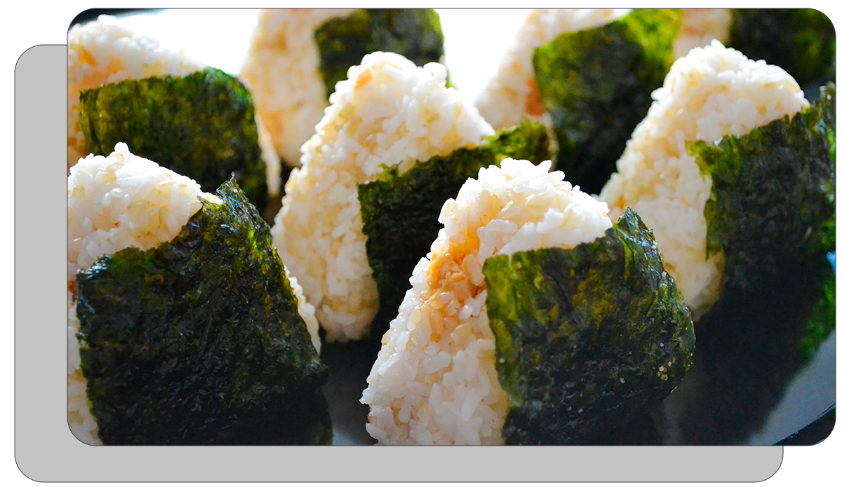 Онигири — отличная альтернатива роллам, которая поможет поужинать в японском стиле. Сделать их просто, а также ты можешь выбрать из разных вариантов начинки то, что придется по душе.-2