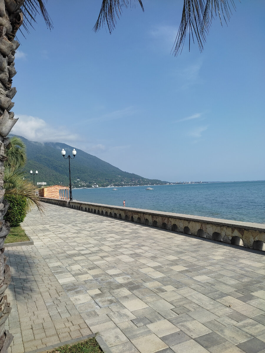 Набережная Гагры в Абхазии 