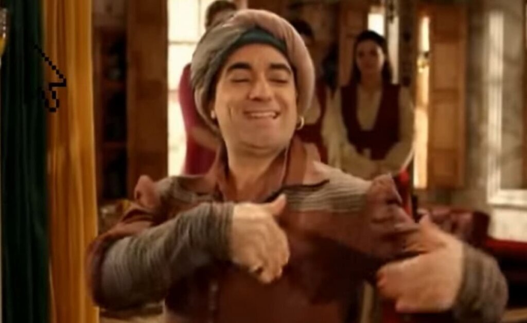 Евнух Сюмбюль-ага учит девушек как надо двигаться. Фото: кадр из сериала «Великолепный век»