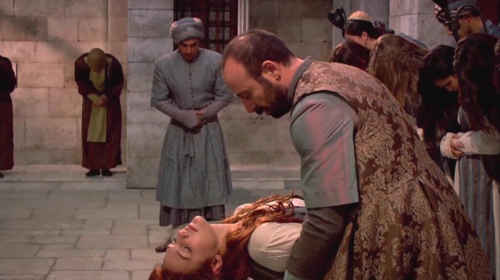 Так началась их история и также она и закончилась. Фото: кадр из сериала «Великолепный век»