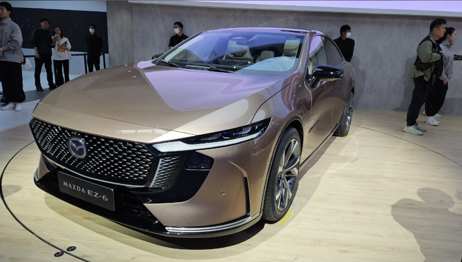 25.04.2024 в Пекине открылся автосалон, где одной из главных новинок стал электрический седан от Mazda и китайского партнера японского производителя, предприятия Changan.-2