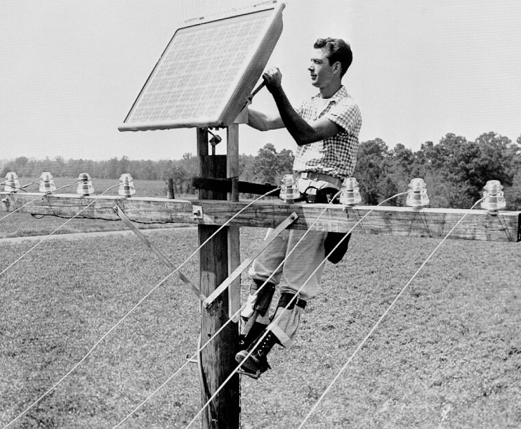 25 апреля 1954 года «Bell Laboratories» объявили о создании солнечной батареи, которая преобразовывала свет в электроэнергию.