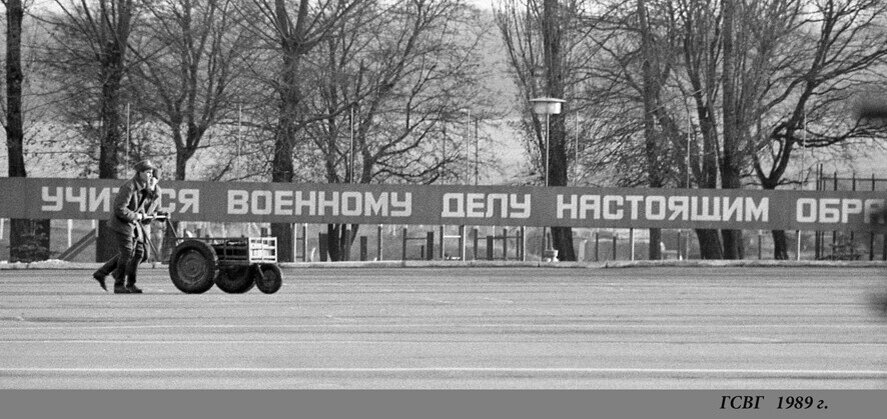 и так приходилось учиться военному делу... )