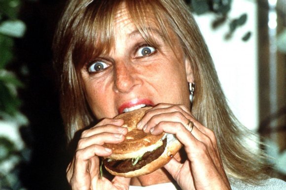Линда ест вегетарианский бургер на открытии Linda McCartney Foods, 1991