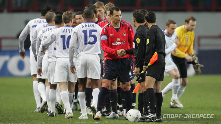    Сергей Игнашевич приветствует судей первого матча 1/4 финала ЦСКА — «Осер» в Москве 7 апреля 2005 года.Александр Вильф архив «СЭ»