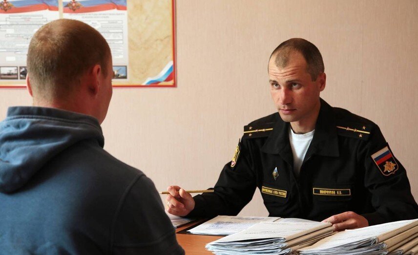 Большинство граждан мужского пола в  Российской Федерации до достижения определенного возраста состоит на  воинском учете (кроме тех, которые негодны к службе в армии по состоянию  здоровья).