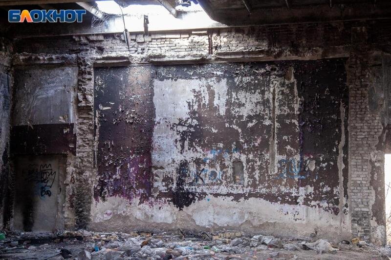    Заброшен и забыт первый волжский кинотеатр «Мир» на острове Зелёный