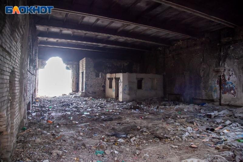  📷   Заброшен и забыт первый волжский кинотеатр «Мир» на острове Зелёный