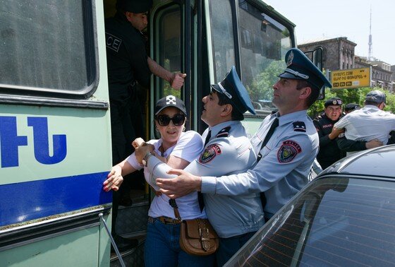    Армения. Ереван. Задержание участника акции протеста сотрудниками полиции на улице Чаренца