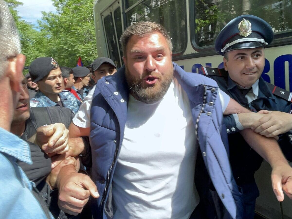    Сотрудники правоохранительных органов задерживают участников акции протеста оппозиции в Ереване© Sputnik / Асатур Есаянц