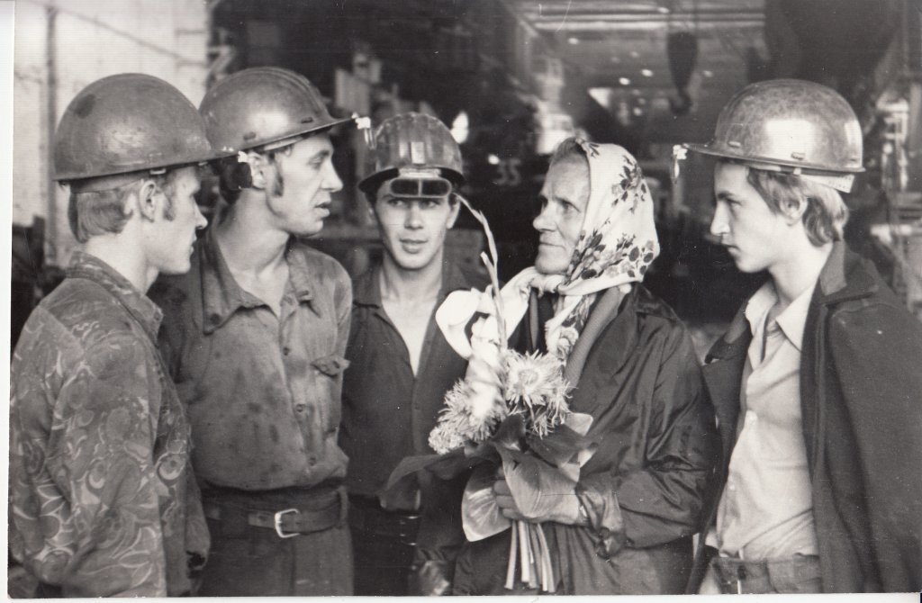 Татьяна Ипполитова общается с металлургами