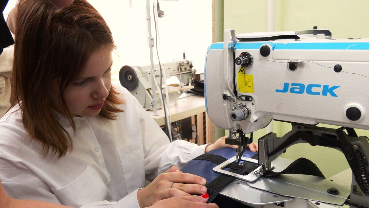    Нижневартовские школьницы шьют подушки для госпиталей
