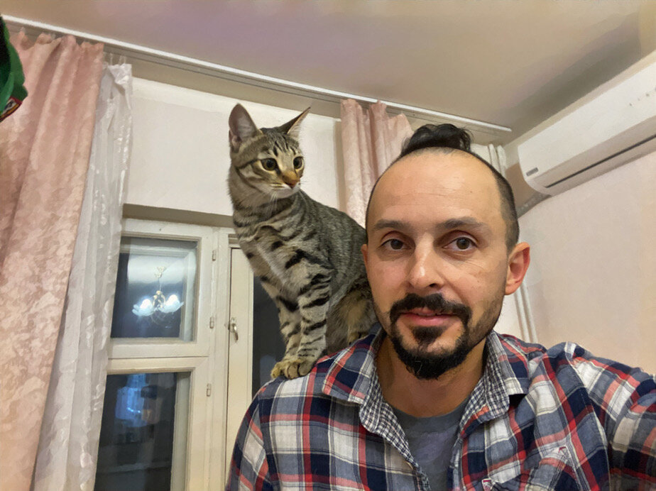 Мой взгляд означает следующее - "Что тут, кот его дери, происходит???"