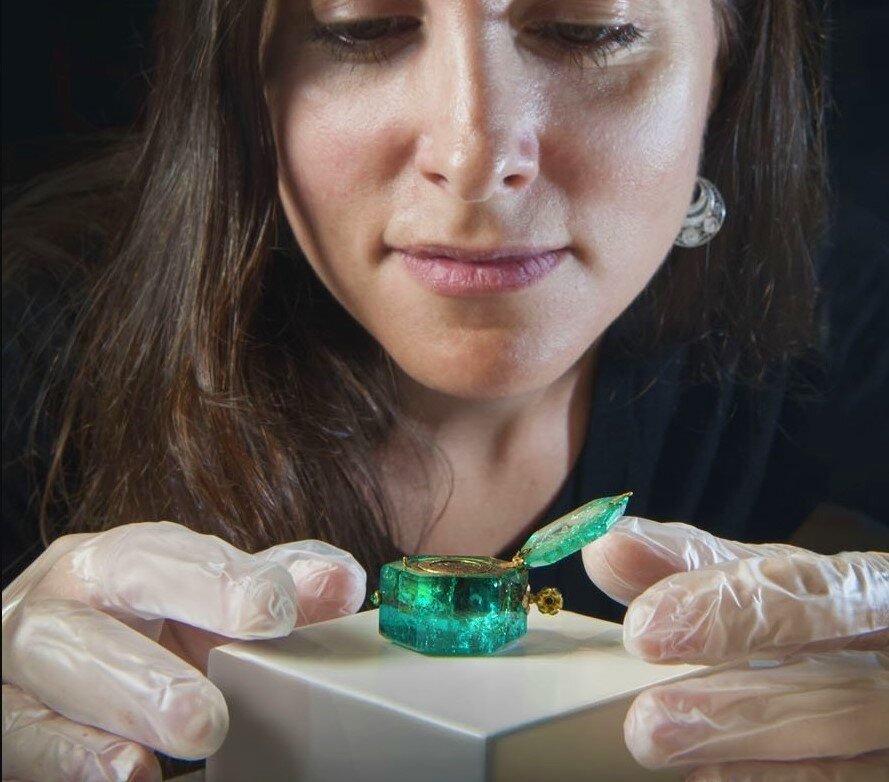 Старинные часы, вырезанные из единого кристалла изумруда. Чипсайдский клад. 