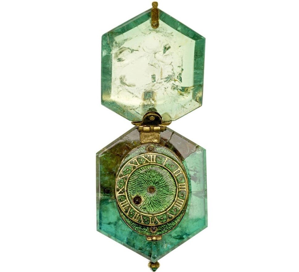 Старинные часы, вырезанные из единого кристалла изумруда. Чипсайдский клад.