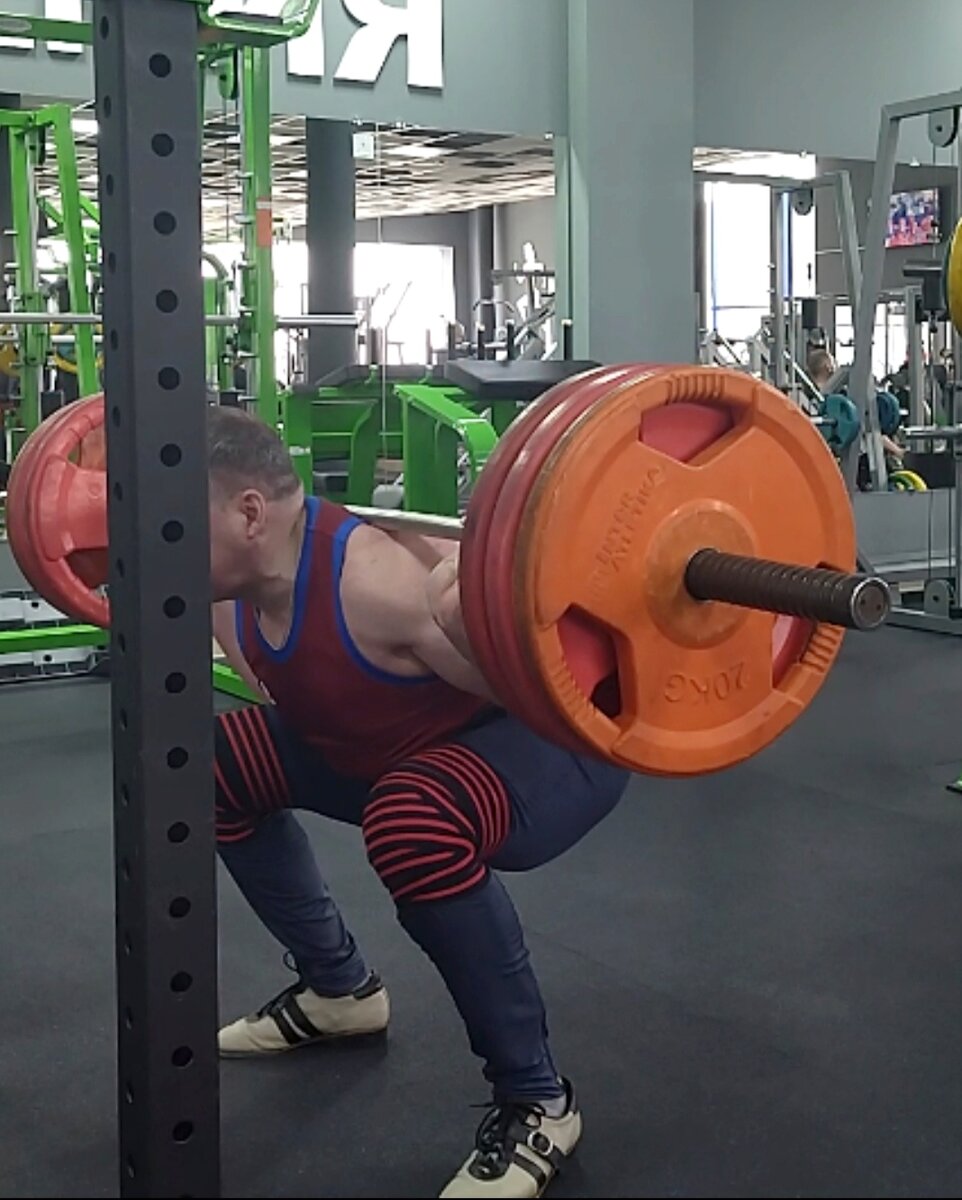 Приседания со штангой на плечах... 