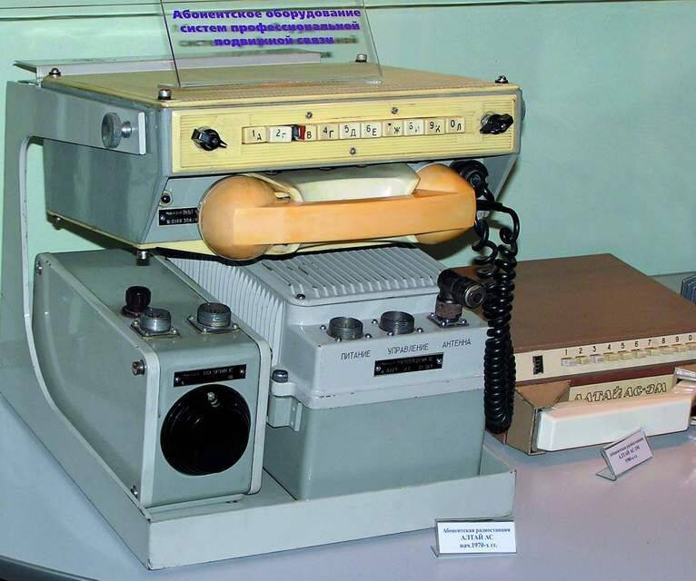 Слева вверху аппарат для связи в авто (в такси), слева внизу два аппарата для коммутации в авто (в такси). Система "Алтай" для советского такси