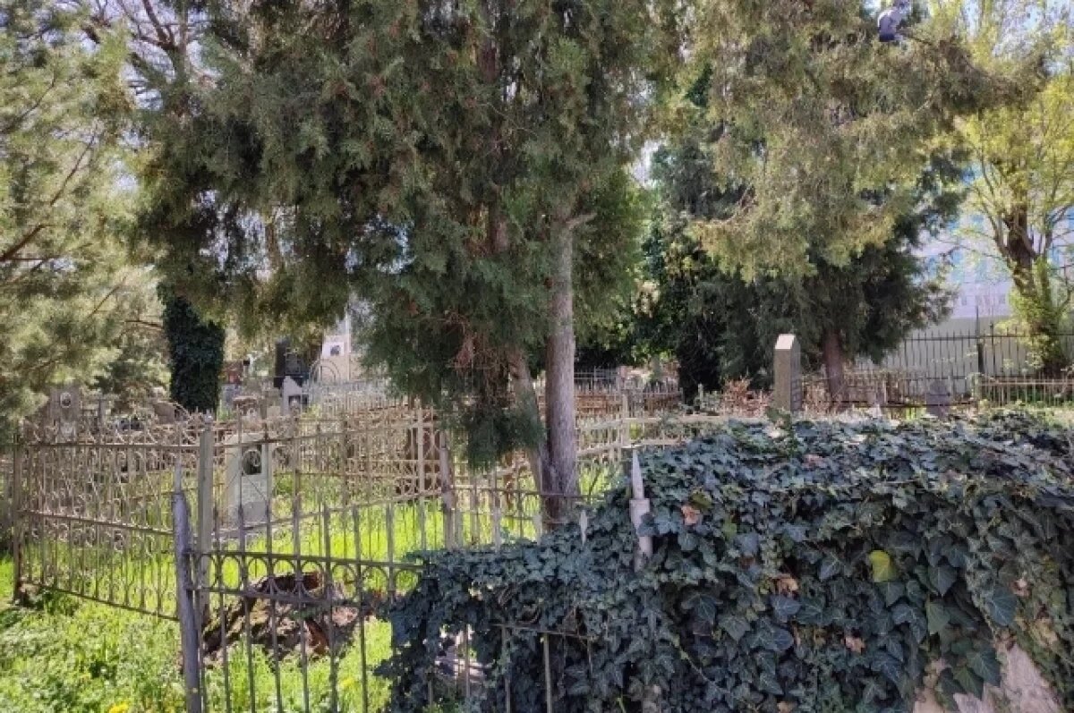    Краснодарские кладбища по ночам приводят в порядок в преддверии Радоницы