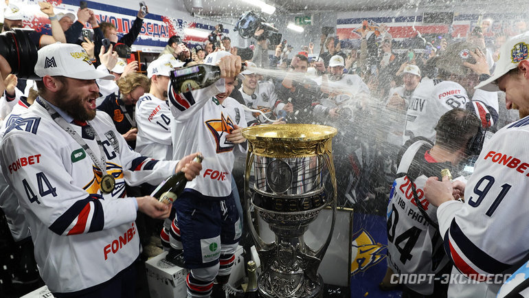    Празднование победы «Металлурга» в чемпионской раздевалке.Александр Федоров