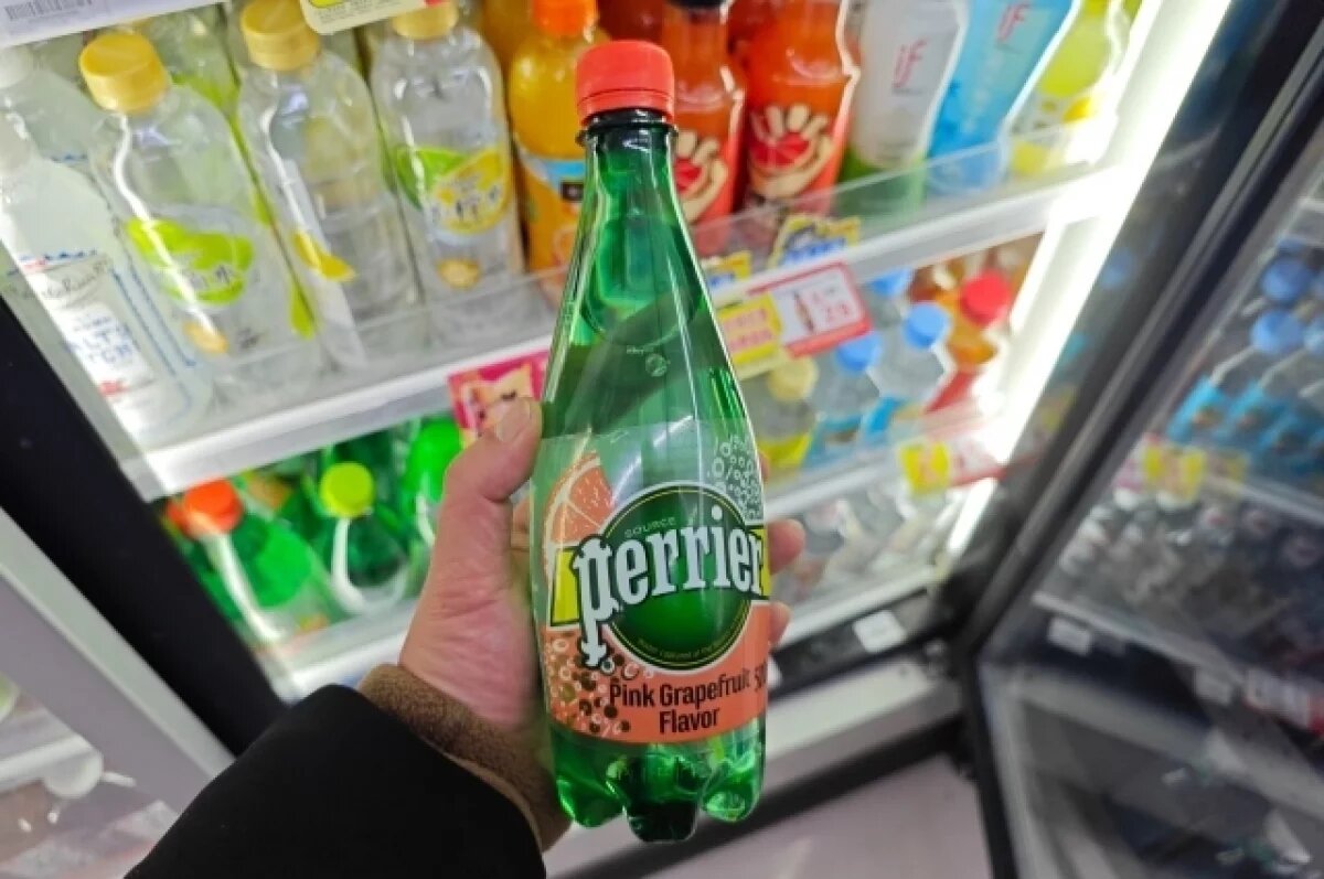    Около 2 млн бутылок воды Perrier уничтожили из-за обнаружения бактерий