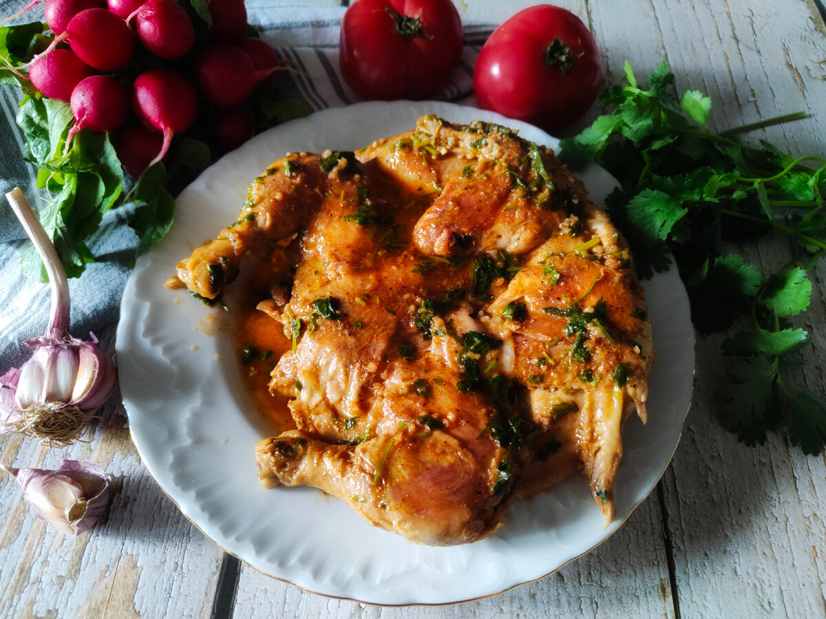 Шедевральное блюдо из моей любимой грузинской кухни 🥰 Курочка по-аджарски готовится почти так же, как всем известный цыплёнок тапака, нюанс заключается в добавлении пряного соуса, который придаёт ему незабываемый вкус 🤗