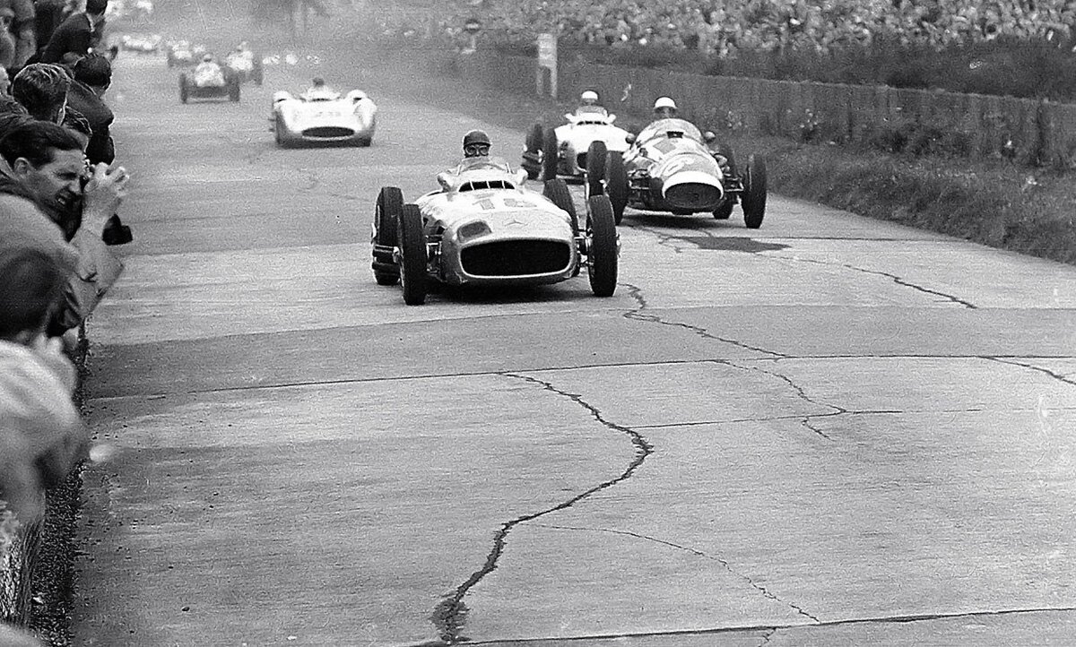    Некоторые ставят всю историю с соскребанием краски и «серебряными стрелами» под сомнение. Дескать, до 1958 года никаких упоминаний этого анекдота не было, а Eifelrennen — не первая гонка, где немцы превратились из белых в серебряных. К тому же, сразу два члена команды (пилот и менеджер) утверждают, что идея снять краску с болида пришла именно им