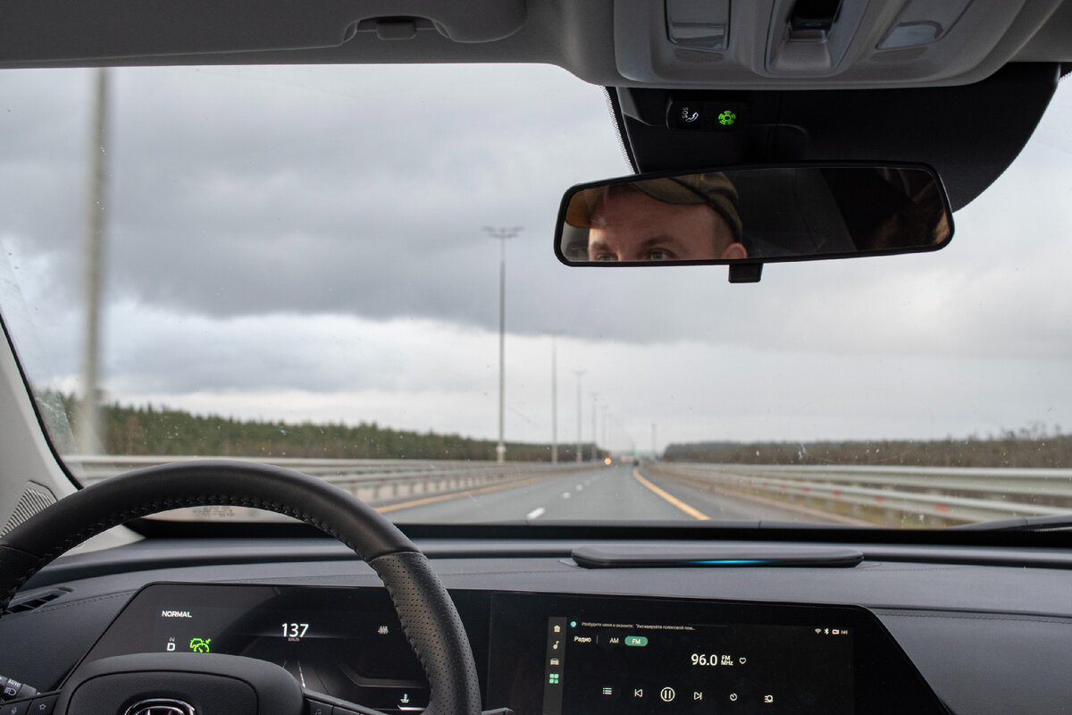 Я регулярно пользуюсь услугами платных дорог, но по возможности езжу и по бесплатным. Это фото сделано на М-11 несколько дней назад.