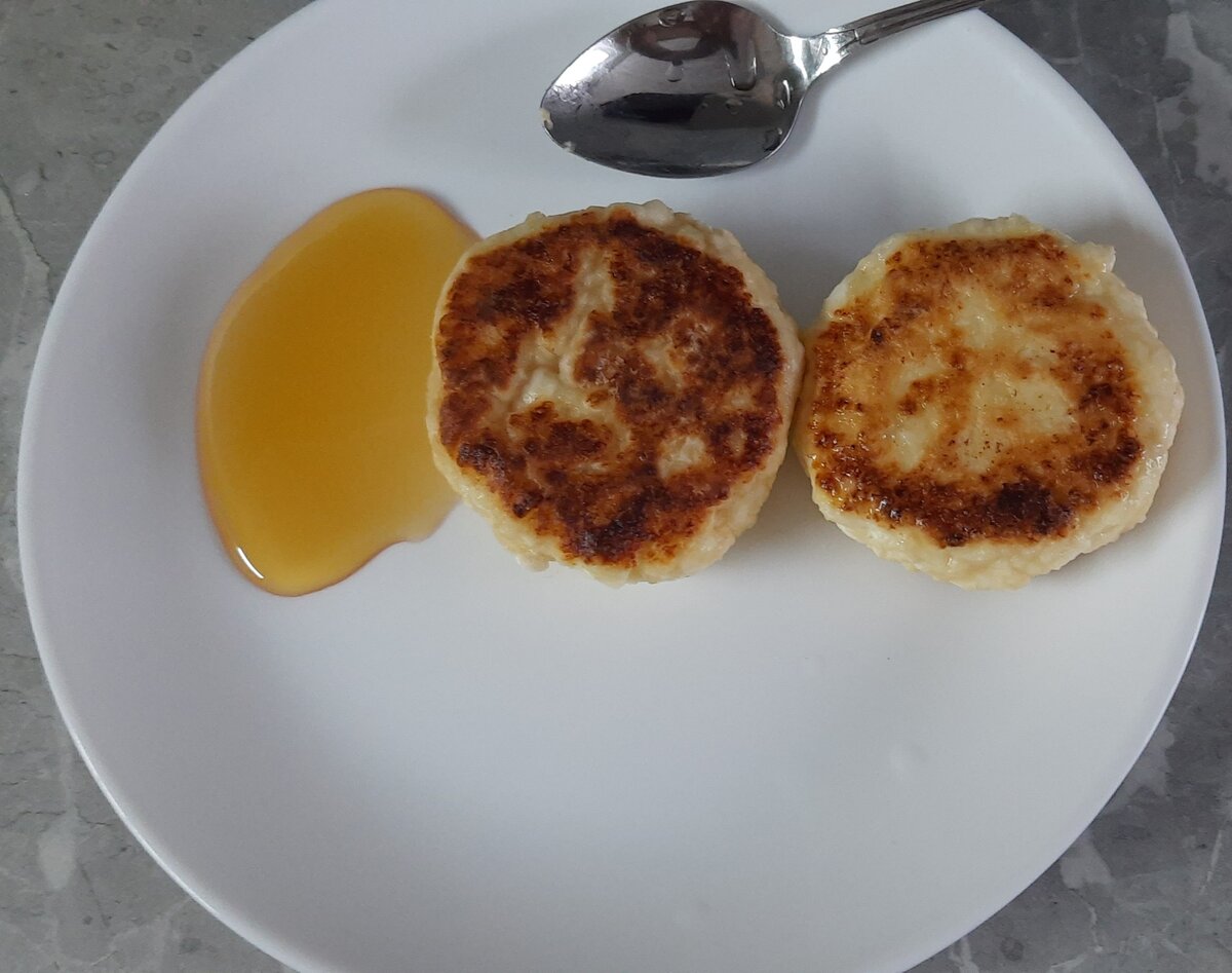 Нравится сыну сочетание творога и меда. А я и не против) жарю такие вкусняшки на топленом масле