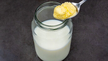 Просто добавьте сливочное масло в молоко! Мало кто знает этот вкусный рецепт!